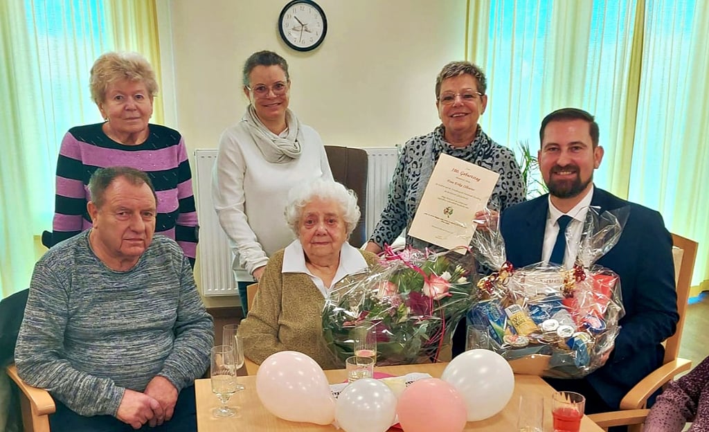 Zum 100. Geburtstag von Erika Olboeter (Mitte) gab es ein Erinnerungsfoto mit Schwiegertochter Helga und Sohn Fritz, Enkelin Candy, Tochter Brigitte und Bürgermeister Mathias Bölt (von links). 