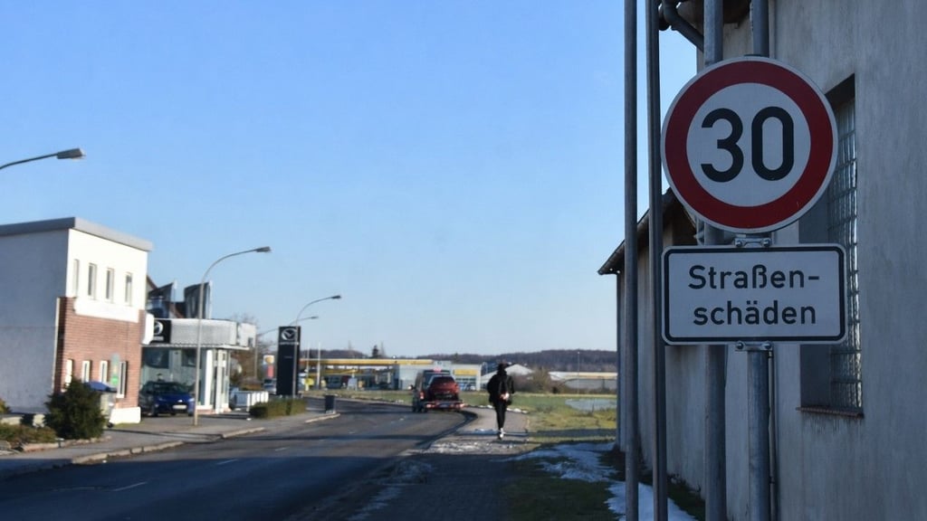 Schlaglöcher auf dem Amtsweg in Calvörde – der Zustand der L25 sorgt seit Jahren für Ärger bei Anwohnern und Autofahrern.