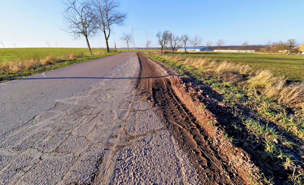 Tonnenschwere Lastwagen haben dem  Weg „Hinter dem Dorfe“ – in Drosa auch „Umfahrung Kuhstall“ genannt – sichtlich zugesetzt.