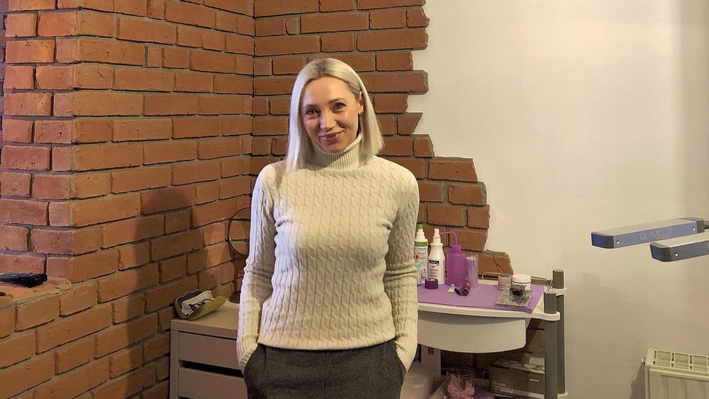 Tetyana Tokareva in ihrem Studio „Timeless Beautiful“, in dem sie mit Ruhe und Präzision arbeitet. 