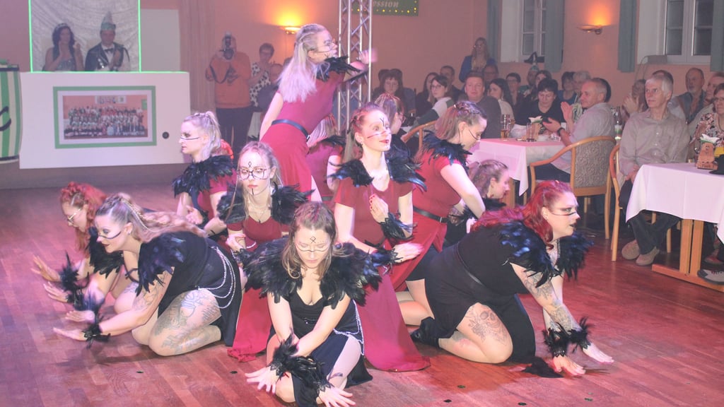 Frauenpower im Saal: Die Dorfperlen traten mit einer beeindruckenden Choreografie und in starker Besetzung im Saal des Rephuns Garten auf.