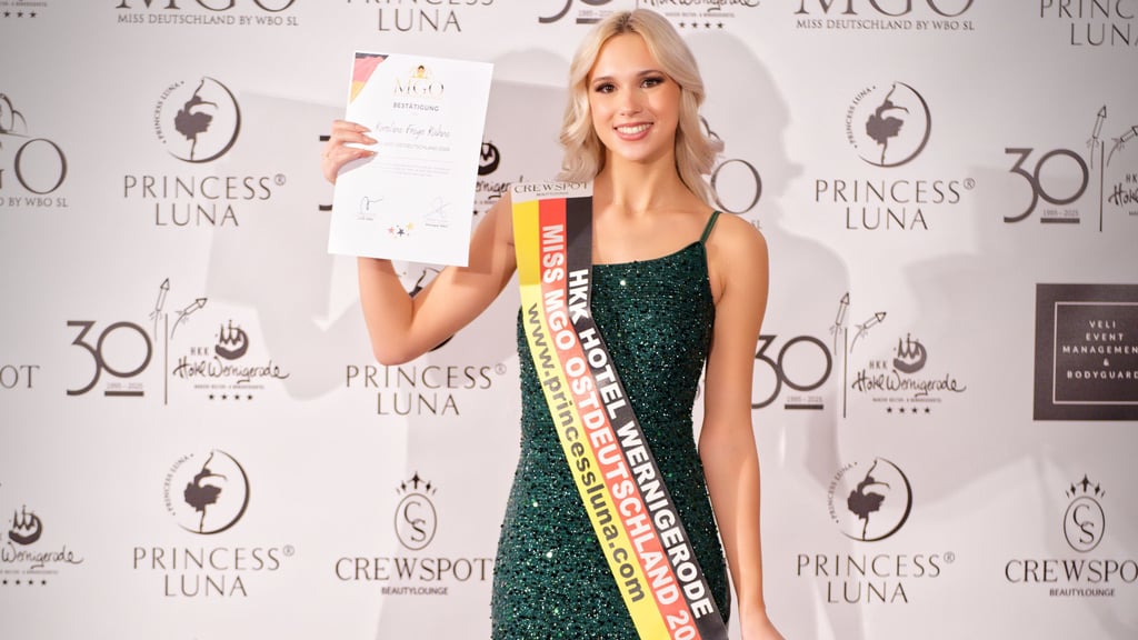 Karoline Freya Kühne erhielt in Wernigerode offiziell ihre Schärpe als „Miss Ostdeutschland 2026“ samt Urkunde. 