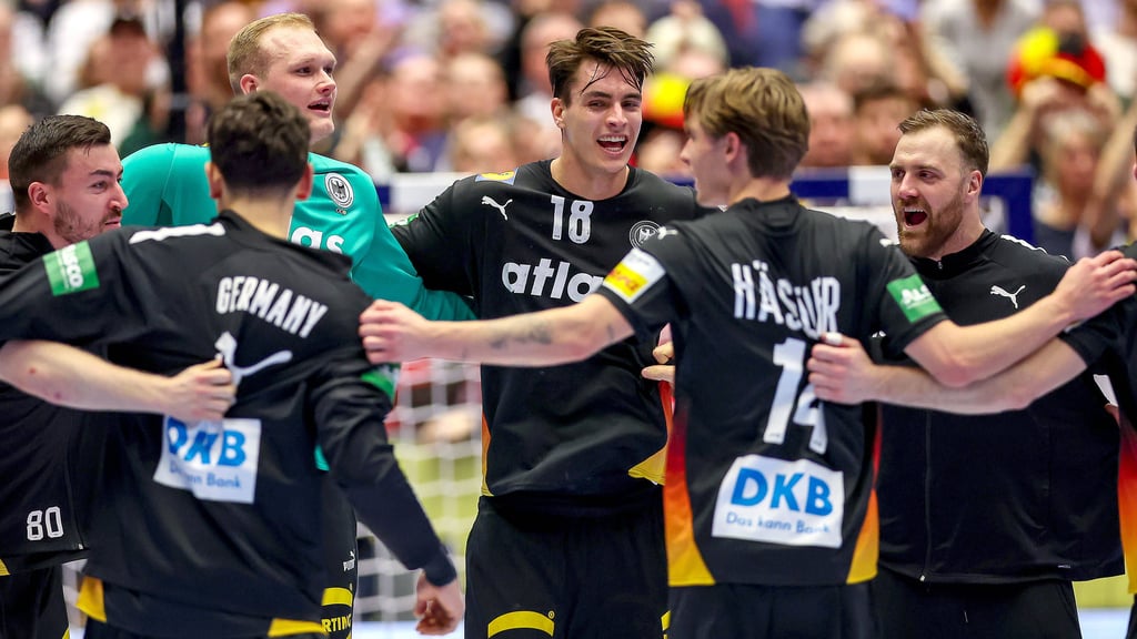 Im Jubeltaumel: Die deutschen Handballer haben als Gruppensieger die Hauptrunde erreicht.