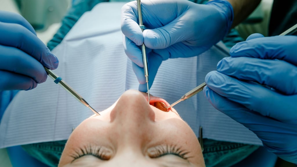 Machen die Weisheitszähne Probleme, müssen sie raus - ein Termin, vor dem viele Betroffene Angst haben.