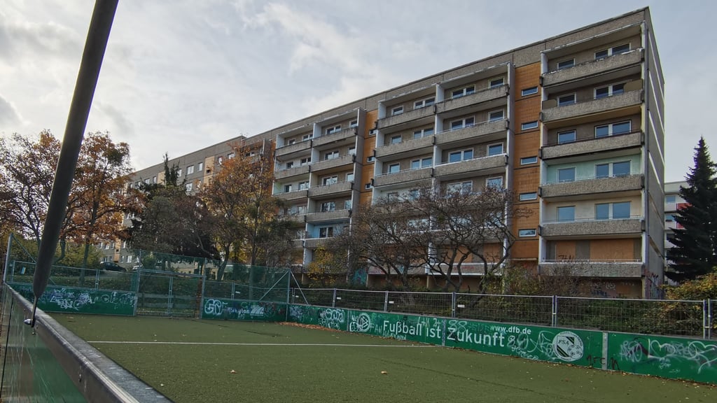 Der marode DFB-Bolzplatz im Blankenburger Wohngebiet Regenstein mit dem leergezogenen Wohnblock in der Geschwister-Scholl-Straße. Der Plattenbau wird demnächst abgerissen, das Fußballfeld erneuert.