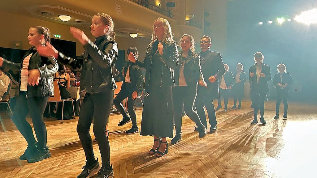 Bei der Zugabe der Tanzmäuse müssen auch die Gäste des Winterballs mit ran.