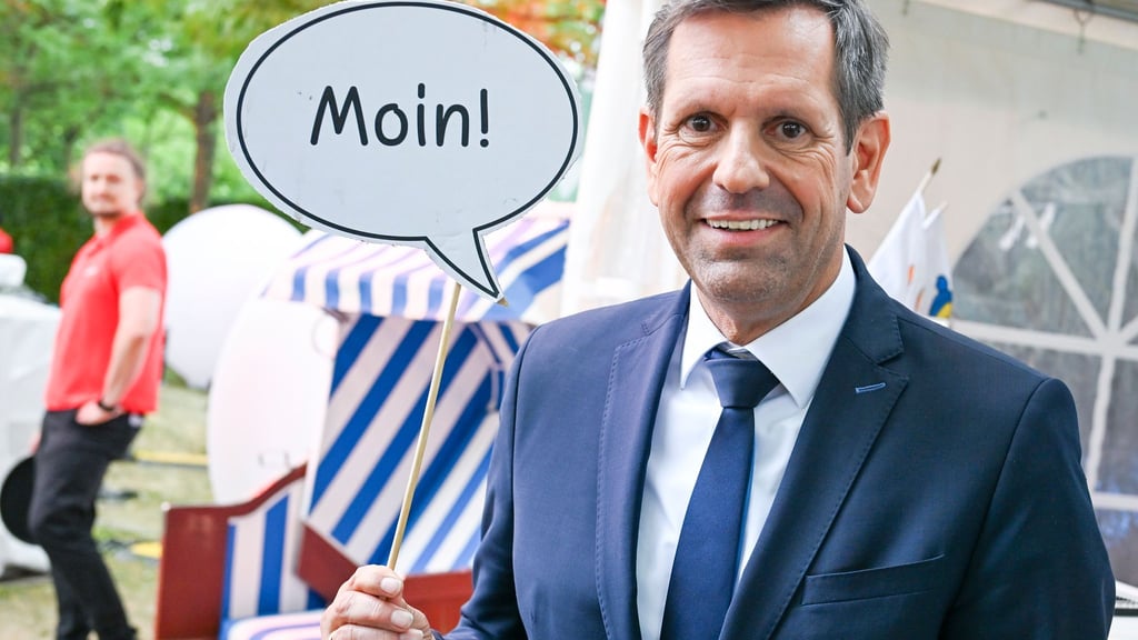 Mit Moin und Strandkorb: Regierungschef Lies beim Sommerfest der Landesregierung in Berlin. (Archivbild)