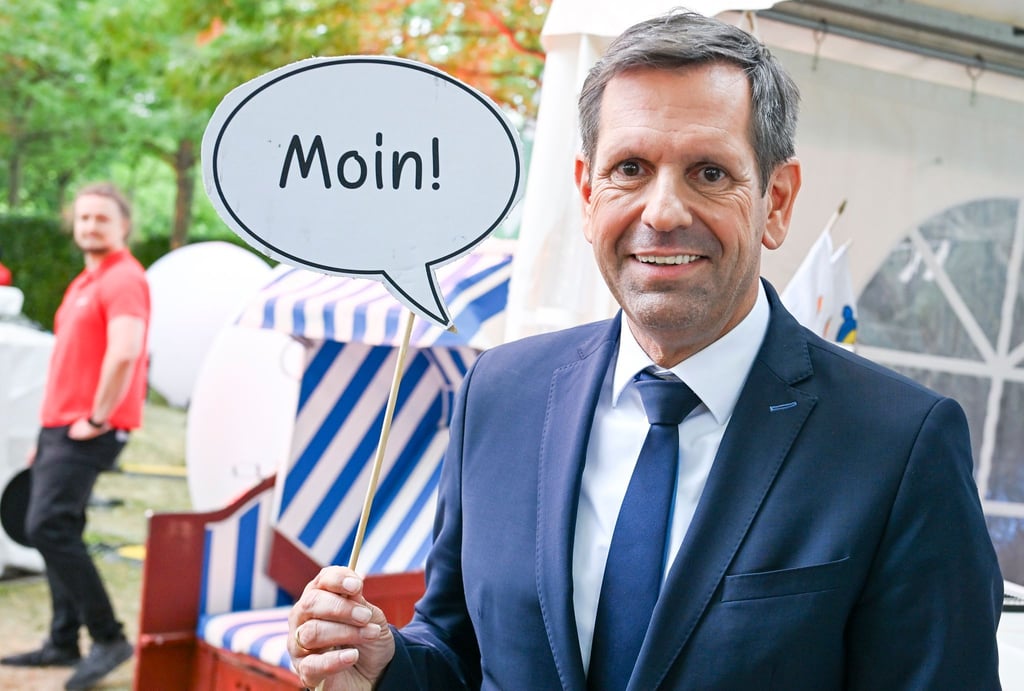 Mit Moin und Strandkorb: Regierungschef Lies beim Sommerfest der Landesregierung in Berlin. (Archivbild)