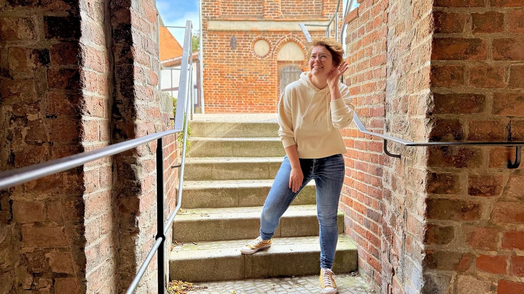 Mit dem Projekt „Flüstergassen“ hat die Stadt Tangermünde nicht nur für Touristen ein neues Erlebnis an ausgewählten Orten geschaffen. Elisa Jubert, Leiterin der Museen und des Archivs, steht hier am kleinen Durchgang zum Putinnenturm und lauscht einer der vielen Geschichten.