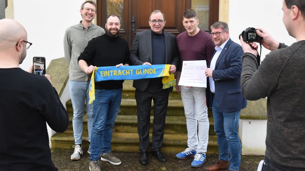Mediales Interesse bei der symbolischen Scheckübergabe für die Glinder Eintracht-Sporthalle: Von links André Strobel, Frank Fabian, Landrat Markus Bauer, Christoph Randel und Schönebecks Oberbürgermeister Bert Knoblauch. 
