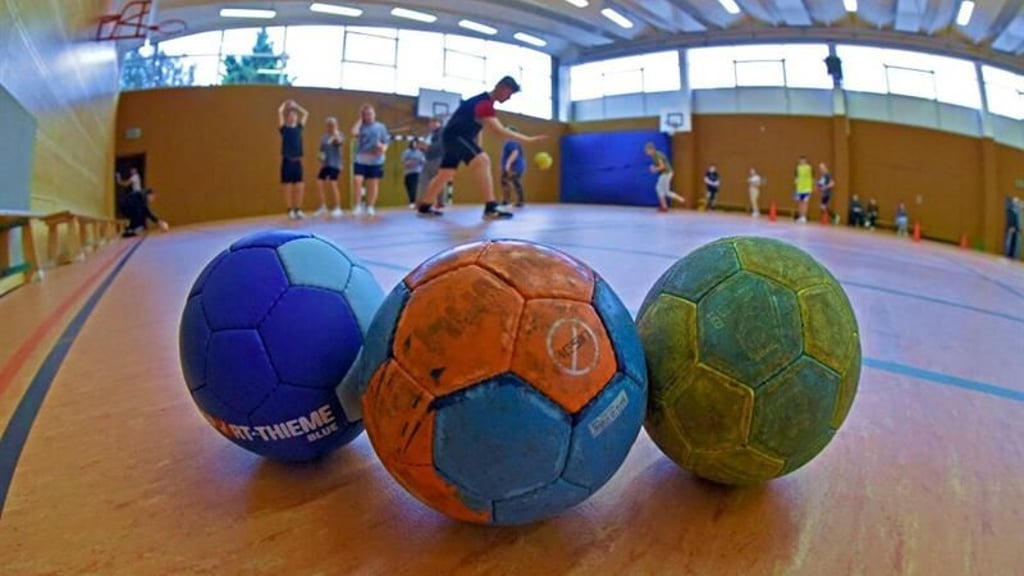 Harz gehört im Handballsport dazu. Doch so wie man den Bällen den Gebrauch ansieht, bleiben auch Spuren auf dem Hallenboden zurück.