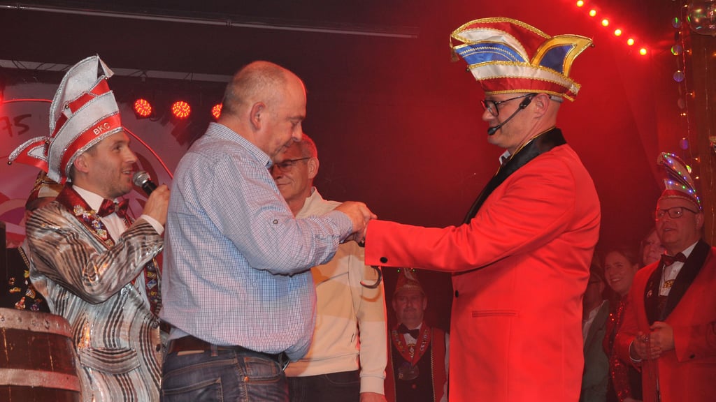 Verhaftung des neuen BKC-Präsidenten Stefan Pabst bei der Festveranstaltung 50 Jahre BKC 1975 Berga. 