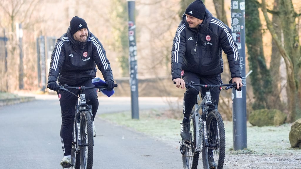 Interimstrainer Dennis Schmitt (l.) und sein Assistent Alexander Meier sind bei der Eintracht gefordert.