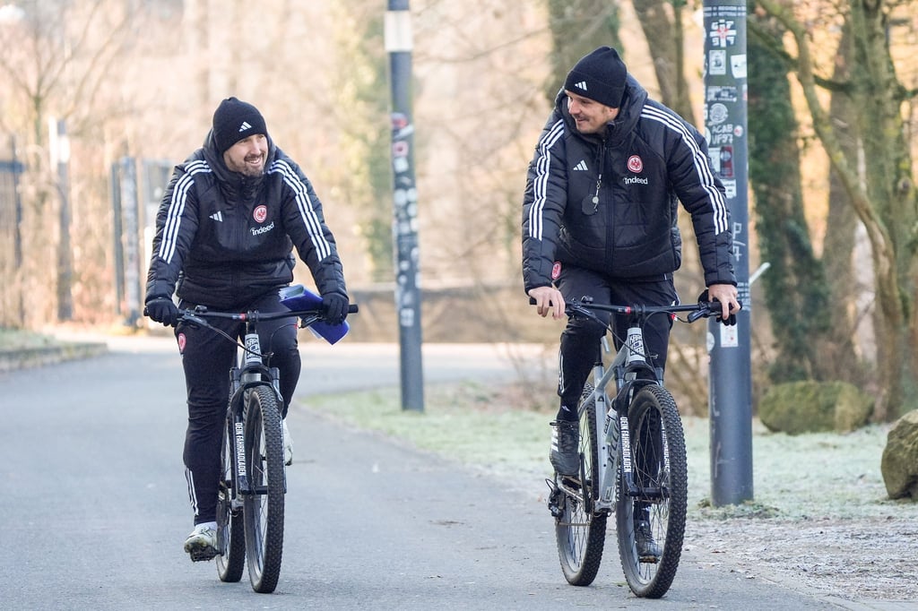 Interimstrainer Dennis Schmitt (l.) und sein Assistent Alexander Meier sind bei der Eintracht gefordert.