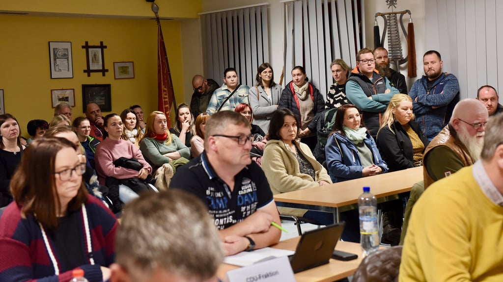 Viele Eltern verfolgten zum Ende des vergangenen Jahres die Debatte zu den Kita-Beiträgen im Gemeinderat der Verbandsgemeinde Mansfelder Grund-Helbra. 