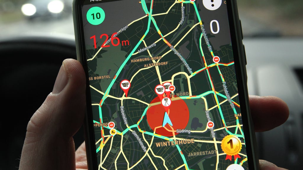 75 Euro Geldbuße und ein Punkt: Schon jetzt ist es Fahrern und Beifahrern verboten, Blitzer-Apps, Radar-Warner oder ähnliche Systeme während der Fahrt zu bedienen.