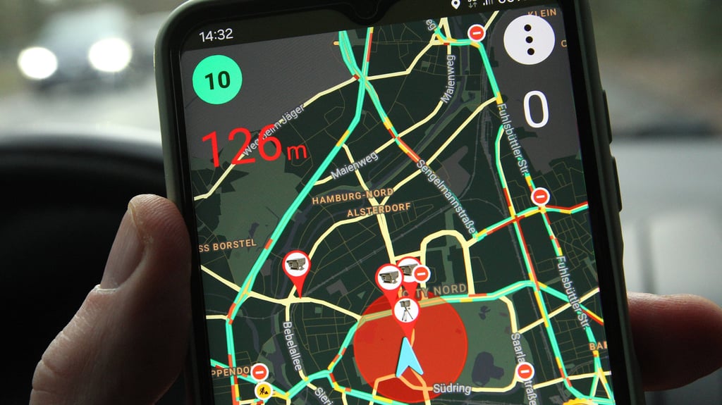 75 Euro Geldbuße und ein Punkt: Schon jetzt ist es Fahrern und Beifahrern verboten, Blitzer-Apps, Radar-Warner oder ähnliche Systeme während der Fahrt zu bedienen.