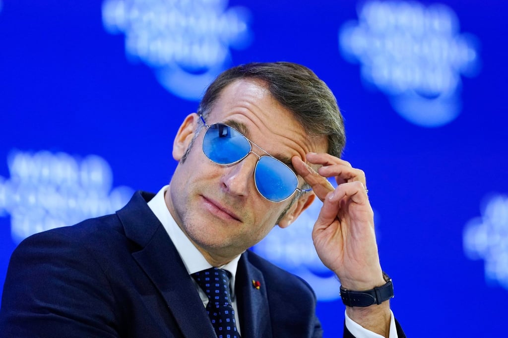 Macron trug bei seiner Rede in Davos wegen einer Entzündung Sonnenbrille.