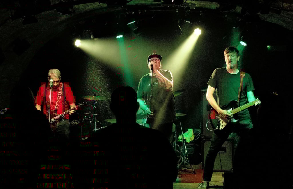 Die „Klabusterbären“ mit Sänger Jan „Ecki“ Westhusen traten zuletzt beim traditionellen halleschen „Weihnachtsspringen“,  wo der Hit „Bitterfeld“ ein Muss ist. 