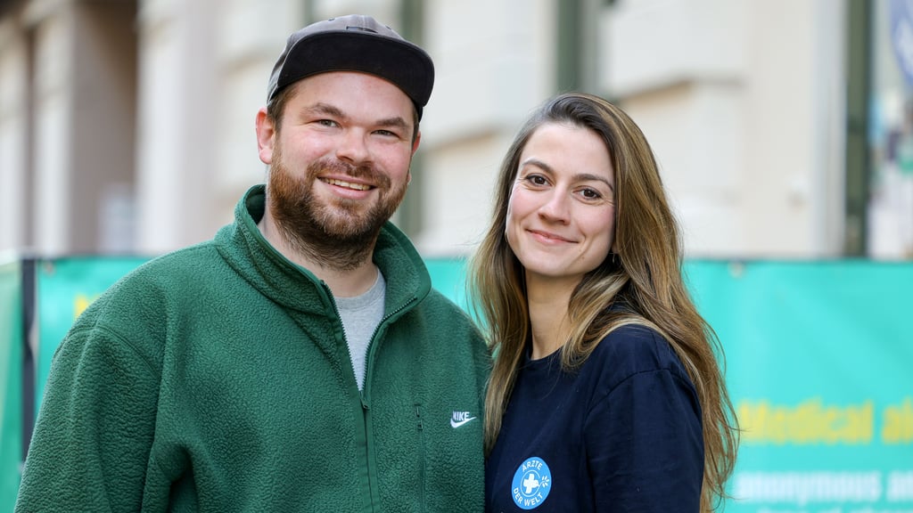 Fabian Kunze und Verena Ruhsert  leiten die Open.Med-Praxis des Vereins „Ärzte der  Welt“. Gemeinsam mit ihrem ehrenamtlichen Team  ermöglichen sie Menschen ohne Krankenversicherung  oder Aufenthaltsstatus den Zugang zu anonymer und  kostenfreier medizinischer Hilfe. Für ihr Engagement gehören sie zu den Magdeburgern des Jahres 2025.