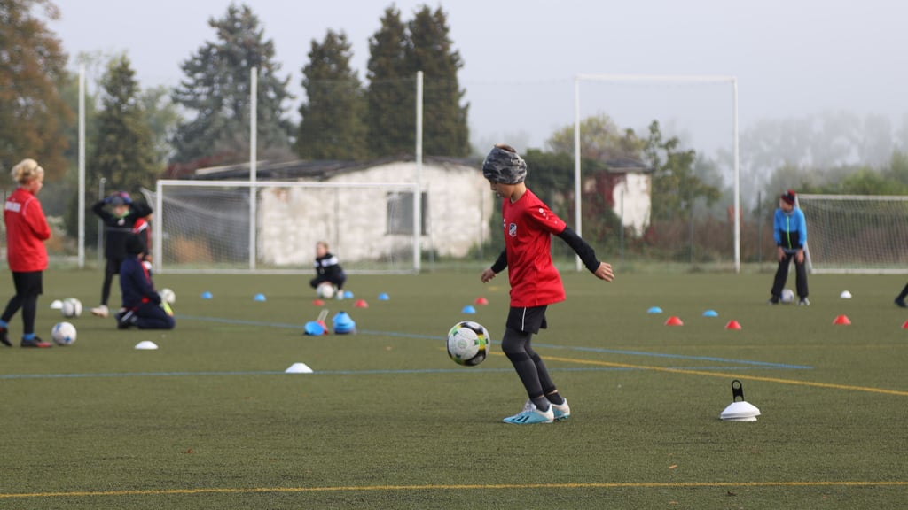 Während des Fußballferiencamps des FSV Barleben wird statt auf dem Anger in der Mittellandhalle trainiert.