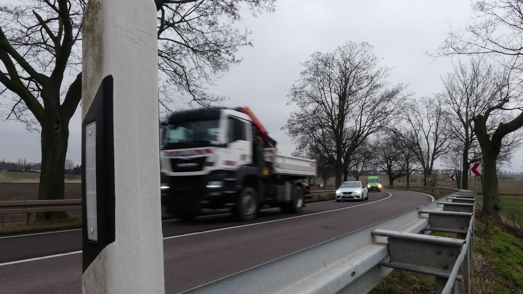 B181 bei Günthersdorf: In dieser Kurve soll die neue Trasse von der heutigen Bundesstraße abzweigen. 