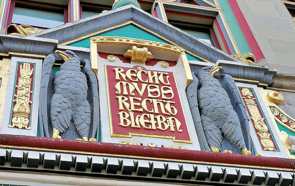 Am Landgericht Halle muss sich ein 24-Jähriger verantworten: Er soll eine junge Mutter aus Merseburg in ihrer Wohnung vergewaltigt haben. 