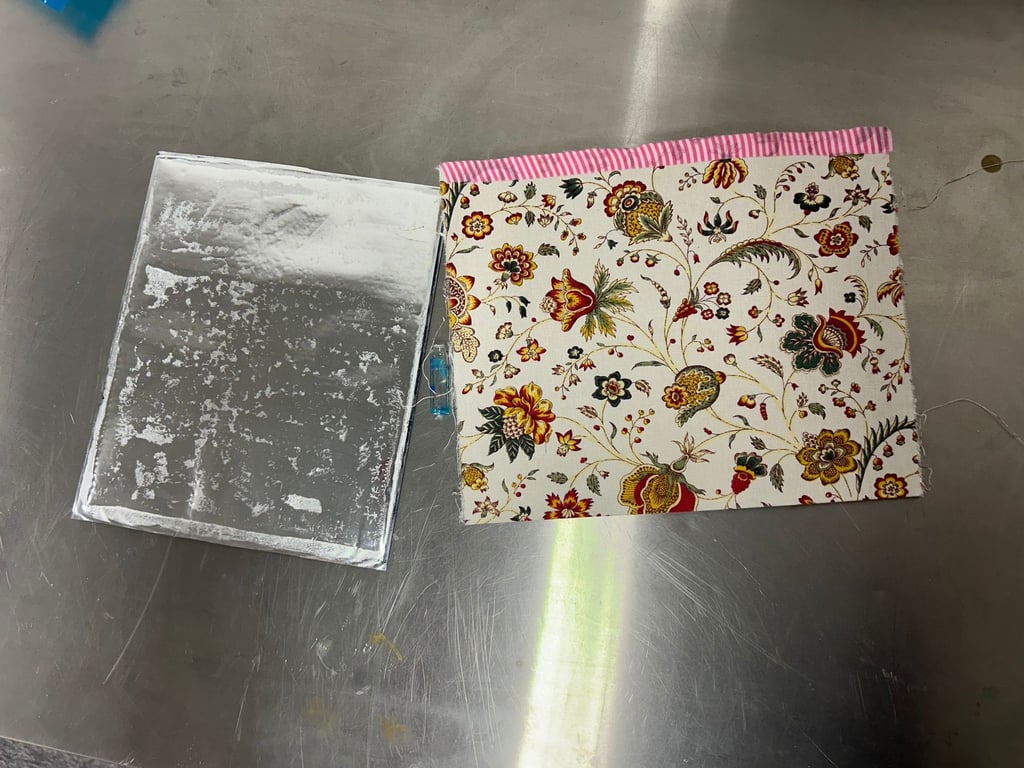 Eine Postkarte aus Spanien enthielt unter einer Folie versteckt Kokain.