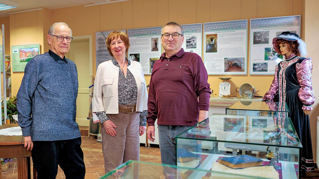 Sie freuen sich, eine neue Ausstellung im Heimatmuseum Droyßig präsentieren zu können:   Roland Geidel, Rita Düber und  Norbert Jackel (v.l.) 