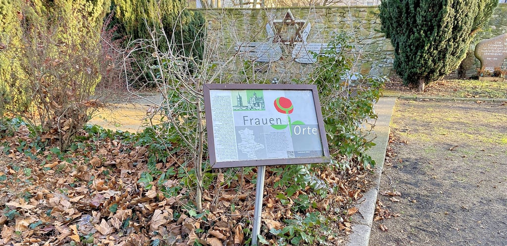 Im Nicolaipark in Schönebeck ist einer der 23 Frauenorte in Sachsen-Anhalt, wo an das Schicksal von Frauen, wie jener angeblichen  Hexen um Maria Kleinicke erinnert wird. Ihre Namen sind auf der Tafel genannt. 