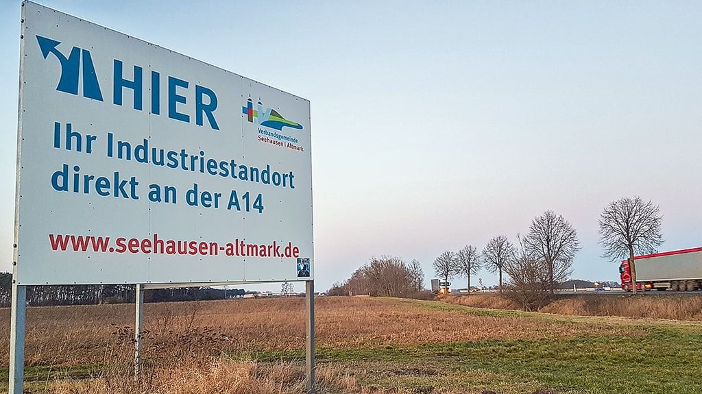 Die Hansestadt Seehausen (Altmark) im Kreis Stendal wirbt seit einigen Jahren mit einem großen Schild an der B189 für ihren künftigen A14-Industriestandort. 