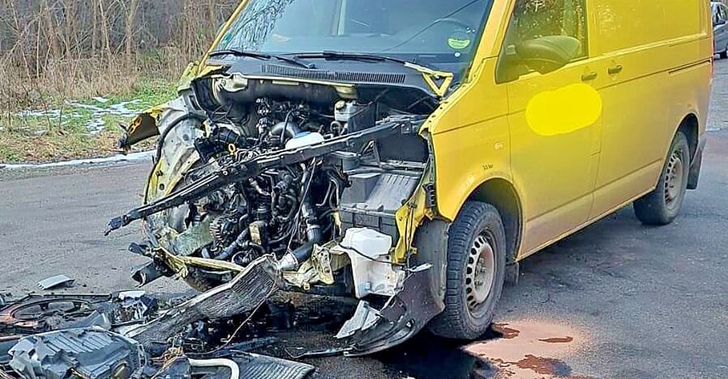 Der VW-Transporter wurde stark beschädigt.