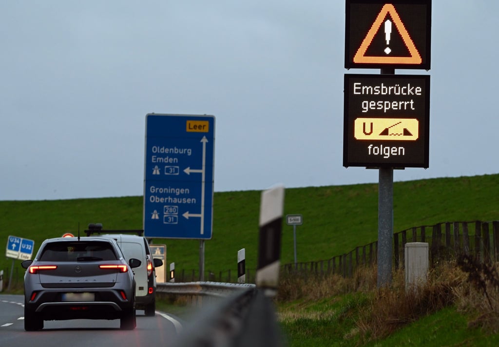 Die Jann-Berghaus-Brücke in Leer wird infolge des Warnstreiks gesperrt. (Archivbild)