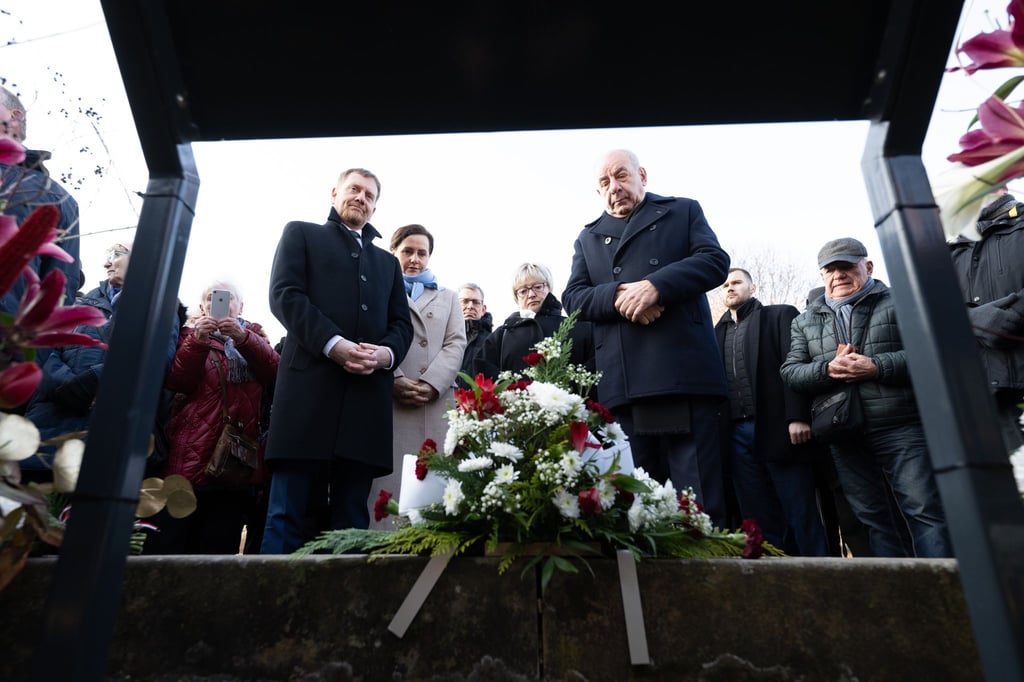 Gemeinsam legten Sachsens Ministerpräsident Kretschmer (CDU, l) und Ungarns Staatspräsident Tamás Sulyok in Pirna einen Kranz zum Gedenken an die Vertreibung der Ungarndeutschen vor 80 Jahren nieder.
