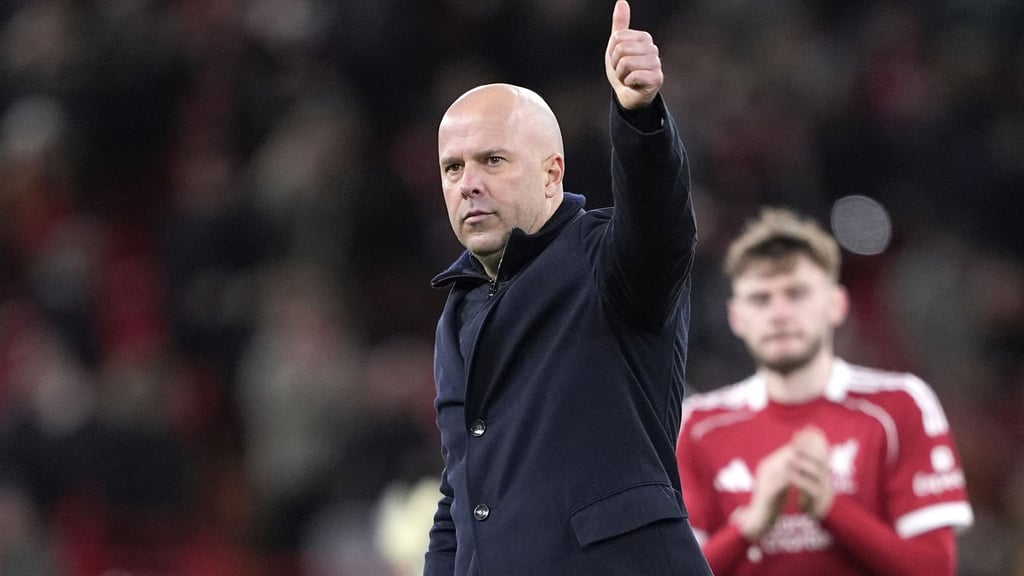 Daumen hoch: Liverpool-Trainer Arne Slot nahm auch eine merkwürdige Frage sportlich.