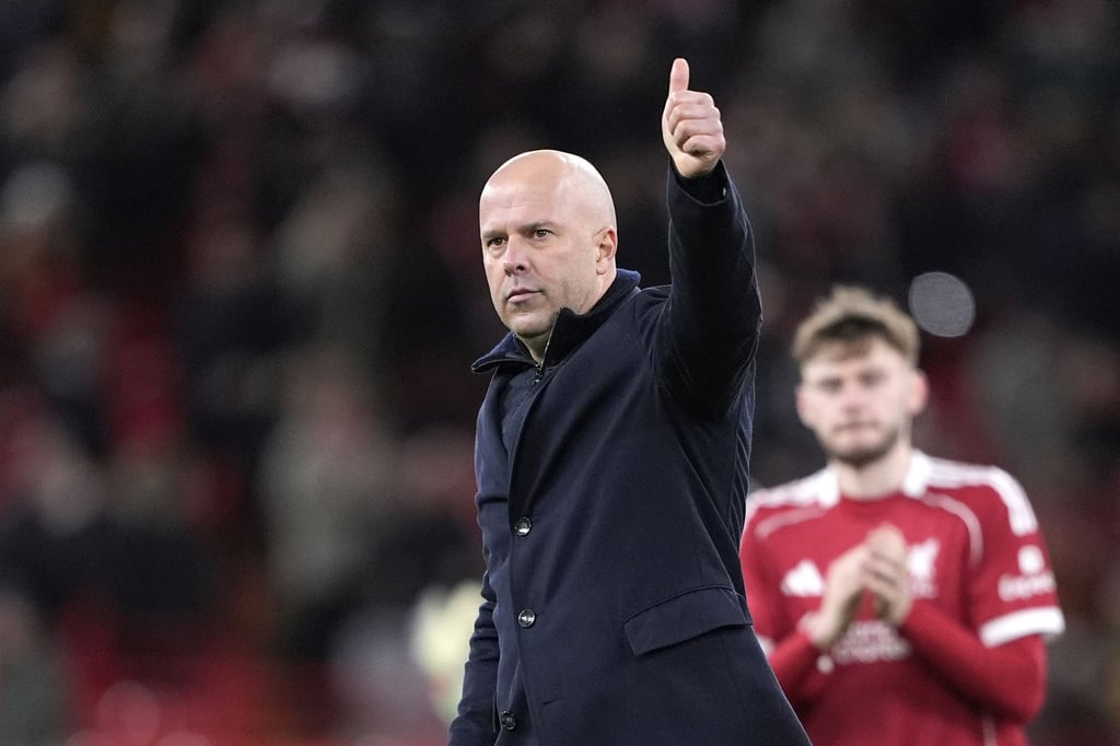 Daumen hoch: Liverpool-Trainer Arne Slot nahm auch eine merkwürdige Frage sportlich.