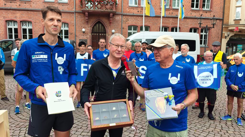 OB Armin Schenk gab den Teilnehmern des 1. Europäischen  Friedenslaufs Bitterfelder Bernstein als Geschenk für Fürst Albert mit auf den Weg nach Monaco.