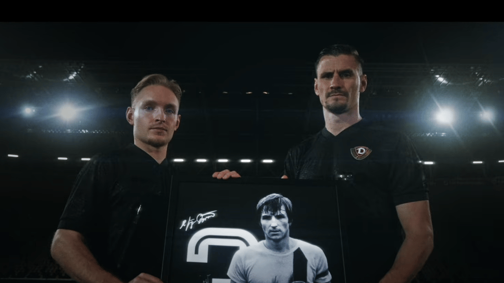 Die Dynamo-Profis Toni Menzel (l.) und Stefan Kutschke posieren im Dixie-Dörner-Gedenktrikot.