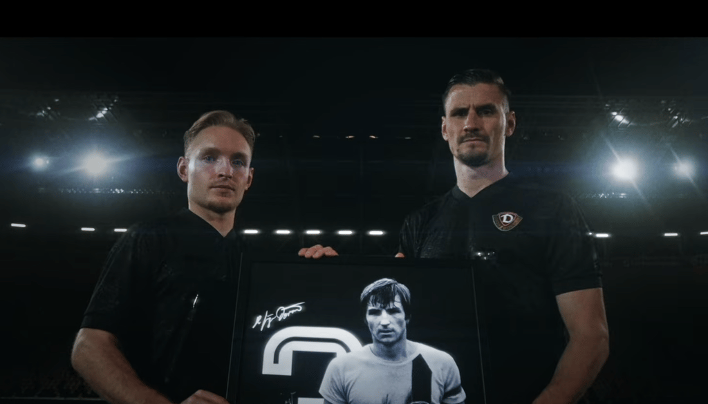 Die Dynamo-Profis Toni Menzel (l.) und Stefan Kutschke posieren im Dixie-Dörner-Gedenktrikot.