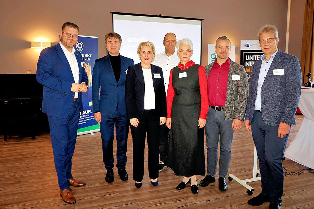 Die Initiatoren (v. l.): Christian Tylsch (LR Wittenberg), Robert Reck (OB Dessau-Roßlau), Stefanie Schmidt-Pforte, Michael Schrodke, Elke Böckstiegel, Andy Grabner (LR Anhalt-Bitterfeld), Ralf Butzke.