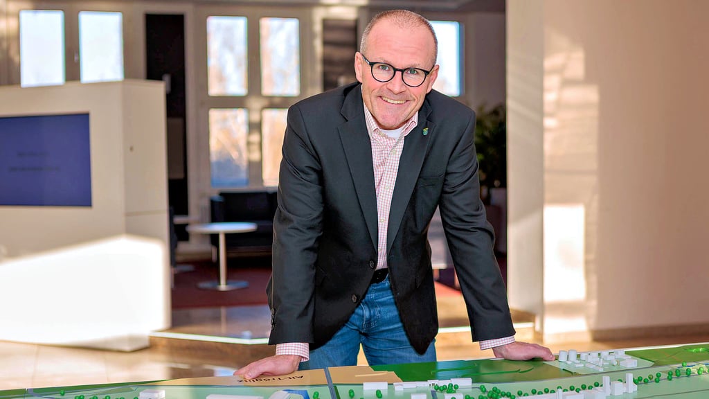 Seit mehr als einem Jahr ist Mark Fischer  Bürgermeister der Elsteraue und schaut über ein Modell des Chemie- und Indsutrieparks im  Eingangsbereich zum Sitz der Gemeindeverwaltung. 