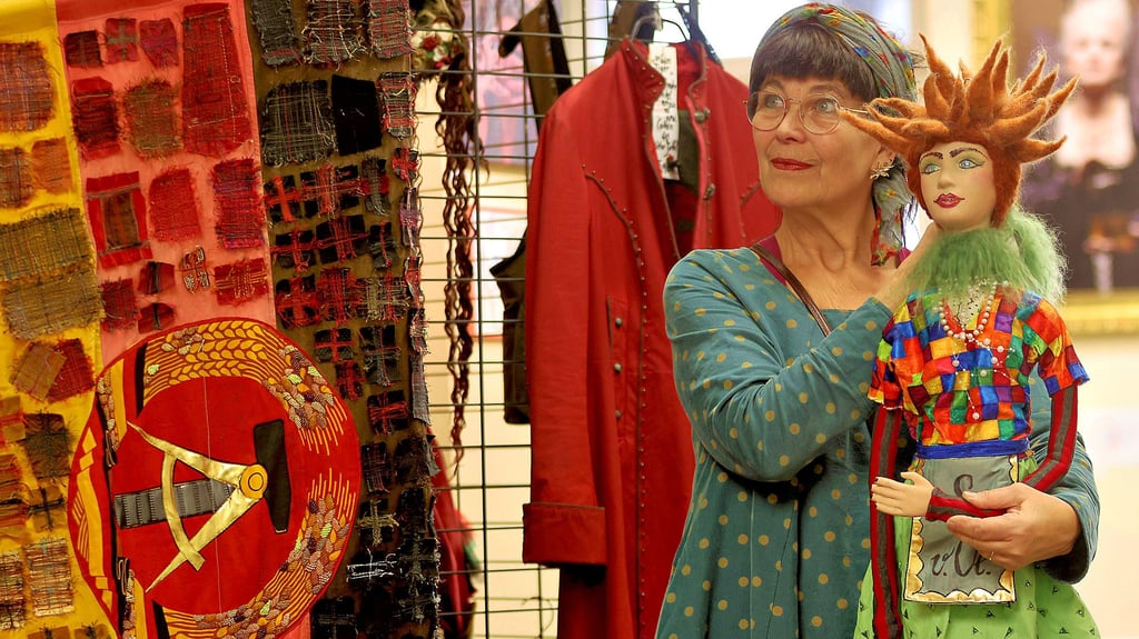 Sabine von Oettingen mit Puppe – ihrem Alter Ego – in ihrer Werkschau im Literaturhaus in Halle