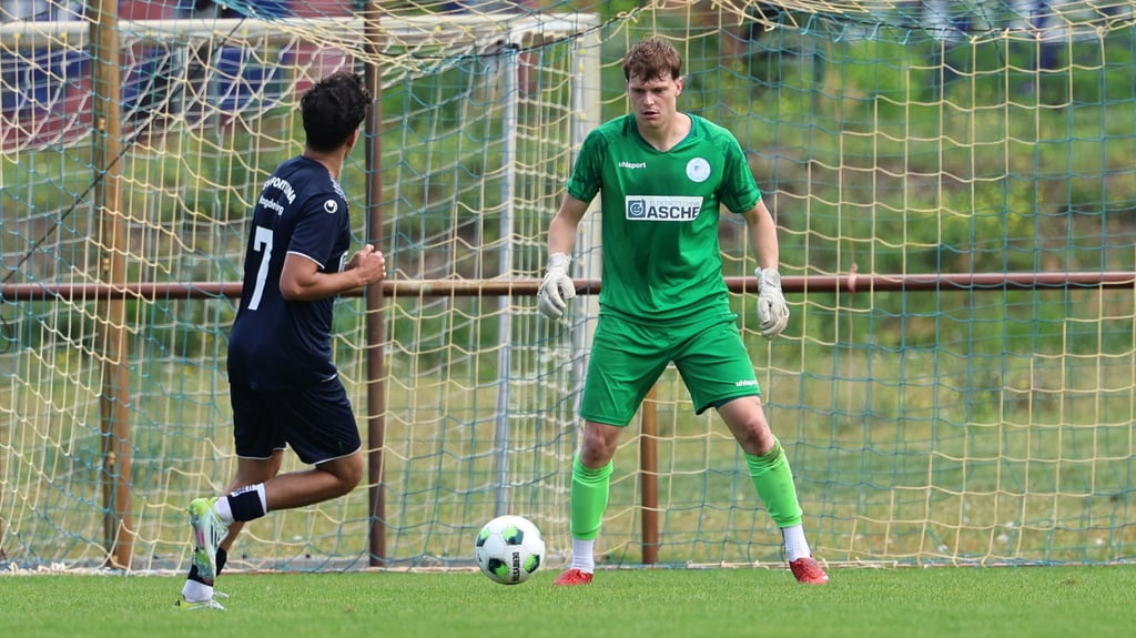 Leonard Wolter (r.) hat sich in Stendal verletzt. Wie lange der Keeper ausfallen wird, steht noch nicht fest.