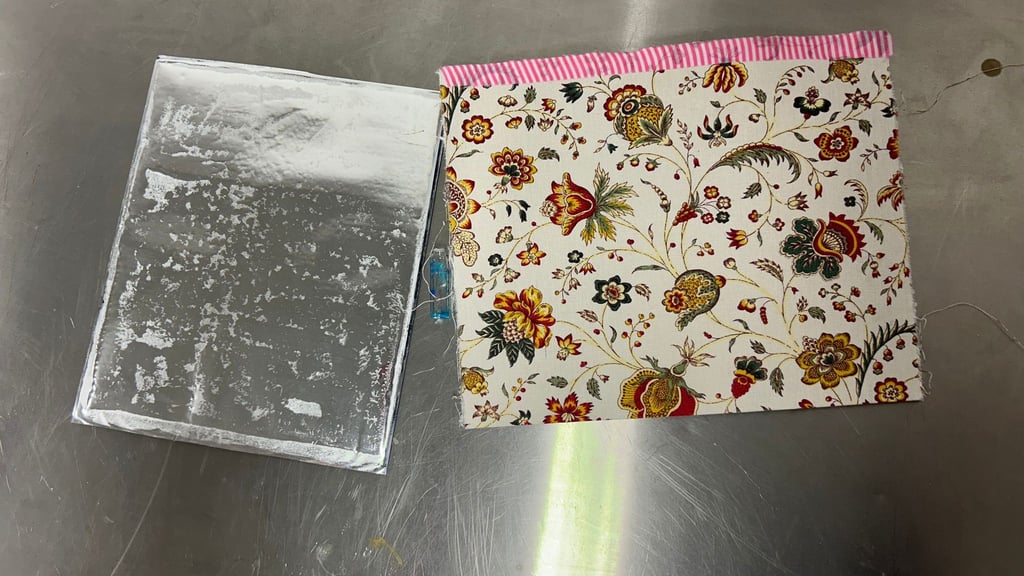 Eine Postkarte aus Spanien enthielt unter einer Folie versteckt Kokain.