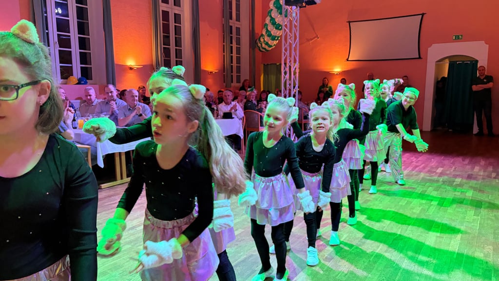 Die Jüngsten hatten ihren großen Auftritt. Munter hüpften die Mäuse übers Parkett.