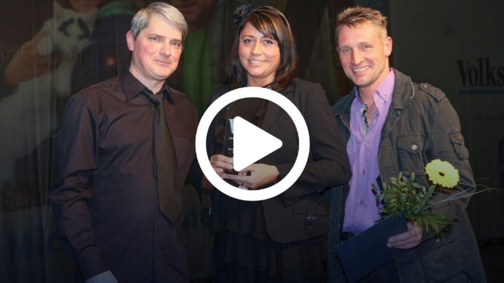 Nicole und Michael Schneider vom Gnadenhof Katzeninsel wurden zu den Magdeburgern des Jahres 2025 gewählt. Volksstimme-Redakteur Stefan Harter (links) hielt die von Lokalchef Rainer Schweingel verfasste Laudatio.