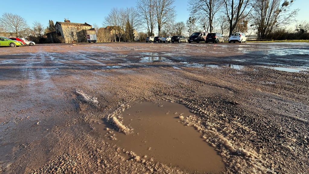 Parkfläche in der Nähe vom Bahnhof Roßlau: Aufgrund von Löchern und Matsch eine Zumutung für die, die auf Parkplätze angewiesen sind.