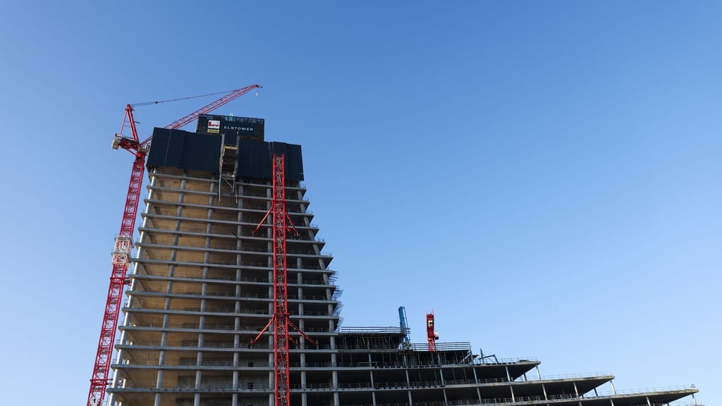 Der Gründer der Drogeriemarktkette Rossmann, Dirk Roßmann, beteiligt sich am geplanten Weiterbau des Hamburger Elbtowers.