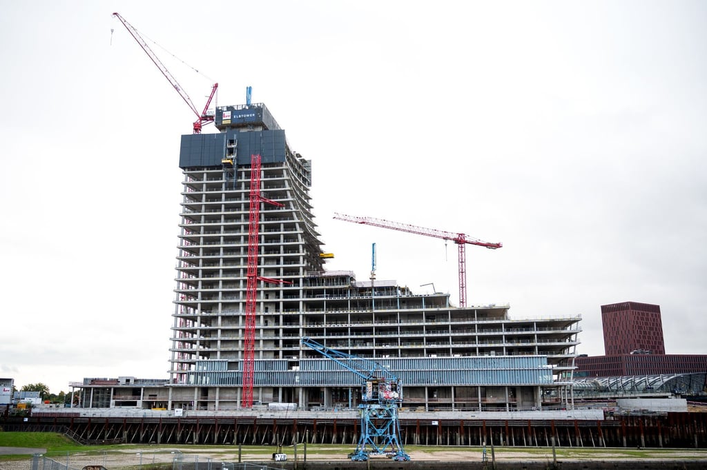 Der Gründer der Drogeriemarktkette Rossmann, Dirk Roßmann, beteiligt sich am geplanten Weiterbau des Hamburger Elbtowers. (Archivbild)