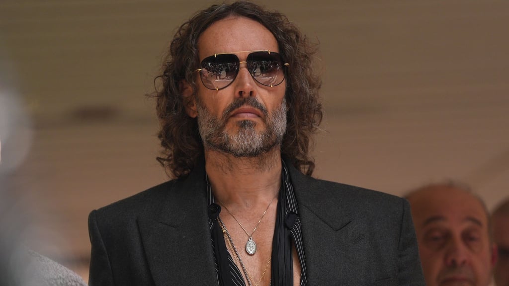 Russell Brand muss trotz der schweren Vorwürfe wegen mutmaßlich sexueller Übergriffe nicht in Untersuchungshaft. (Archivfoto)